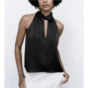 Zara topp - Eftertraktad fin topp ifrån zara som passar perfekt till både vardag och fest. Endast använd en gång pga att den inte passa. Därför kan jag häller inte skicka bilder med den på, men jag kan skicka bilder på bara toppen.❤️❤️