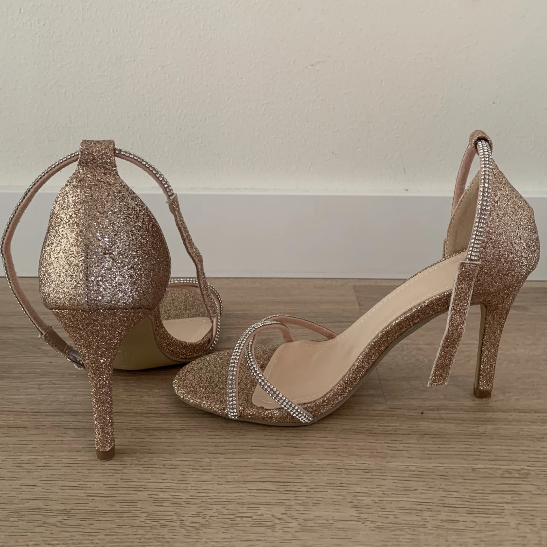 Nya oanvända Klackskor i champagne färg (35) - 90