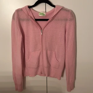 Rosa from future zip - Säljer min rosa zip hodie från from futuer på grund av att den inte kommer till användning, den är i jätte bra skick och den är jätte snygg