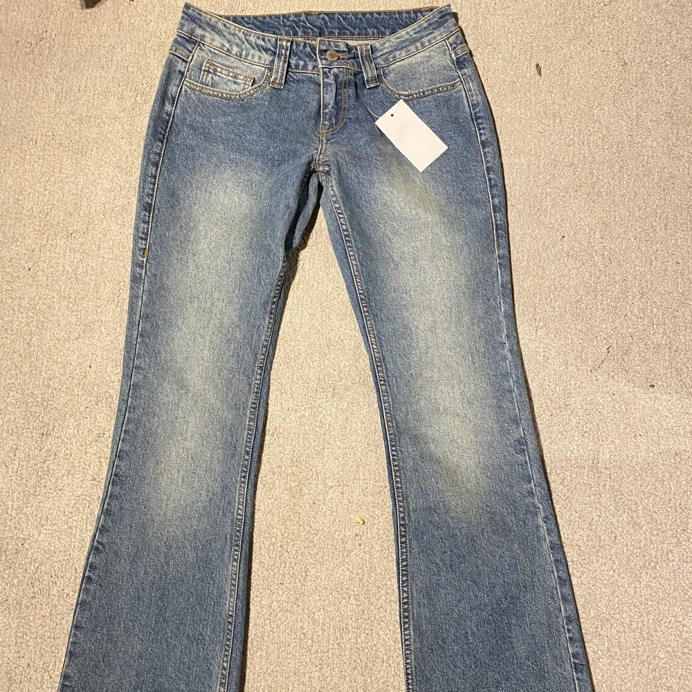 Lowwaist bootcut jeans från Brandy i modellen Kylie! Ska vara S men de var lite små åt mig, så passar XS eller en liten Small🥰 Innerbenslängd:77cm Midjemått 70cm. Bra i längden till någon som är cirka 160-167!. Jeans & Byxor.