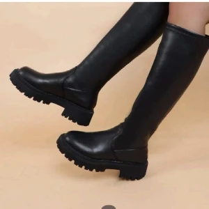 svarta stövlar  - måste tyvärr sälja mina fina boots då de är för små för mig, använda 2 ggr och har inga tecken på användning! 💘💘