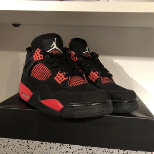 Jordan 4 Red thunder - Säljer dessa Jordan 4 Red Thunder i storlek 44, dom är använda två gånger men är som nya. Kvitto och box medföljer, boxen har några få skador men inga stora. Skriv för frågor/mer bilder, inga byten