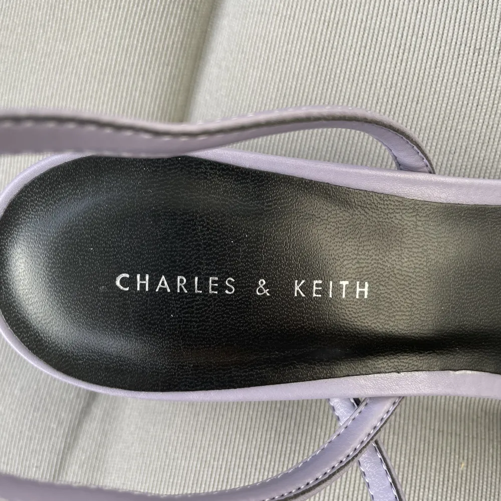 Trendiga mules från brittiska märken Charles&Keith i söt lila färg, storlek 38, normal i storlek. Aldrig använt, nya!. Skor.