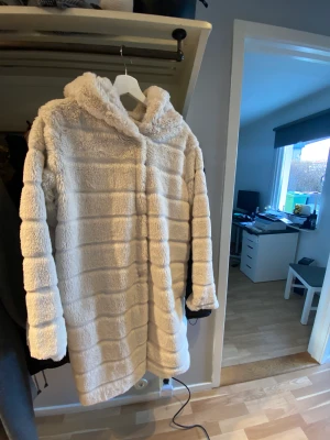 Vit päls jacka - Säljer pga använder ej! 
