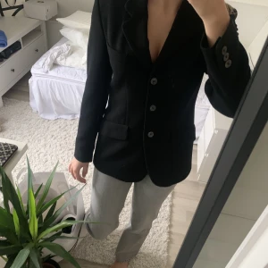 Svart kavaj - Säljer min svarta kavaj då jag har två💕