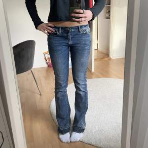 Intressekoll på mina fina LTB jeans! W27 L32, har sprätt upp längst ner på byxan för att få dem längre, är ca 170 cm! Betalning via swish och köparen står för frakten!💕säljer endast för ett bra pris!