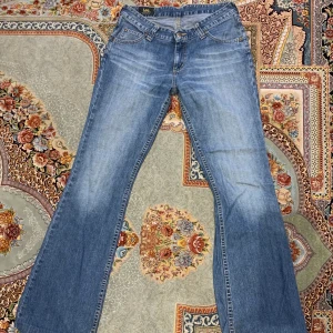 Lee low waits jeans - Säljer dom här low waist Lee jeansen för att dom aldrig kommer till användning, pris kan diskuteras vid snabbt köp🥰