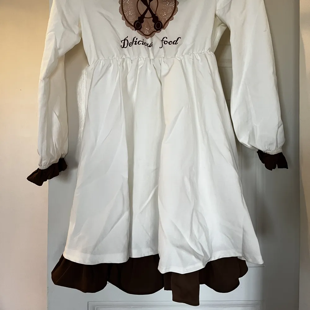 Brun och vit klänning från kawaii shop med tryck fram. Använd en gång. Klänningar.