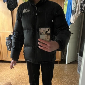 North face jacka - Säljer nu min jacka då jag är sugen på en ny. Den är i fint skick det ända är lite små repor här och där. Skriv i pm för fler bilder. Bud tas även emot