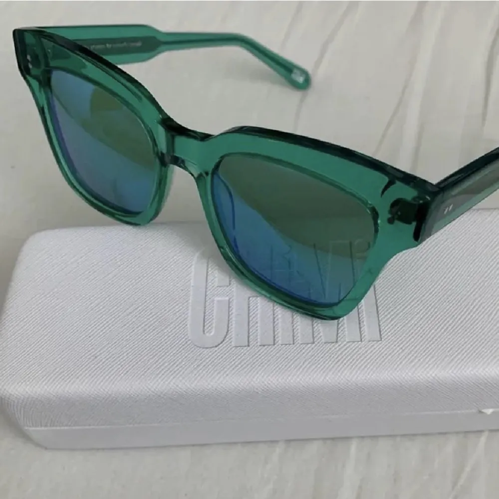 Så fina chimi solglasögon i färgen aqua modellen 005. De är aldrig använda så helt nya. Fodralet medföljer💘. Accessoarer.