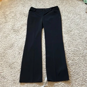 Lågmidjade kostymbyxor  - Säljer dessa lågmidjade kostymbyxor då de va förstora för mig. Är 175 lång och dessa passar utmärkt. Midjemått: 84 ⭐️