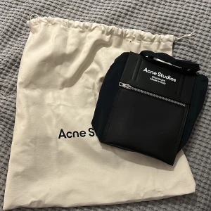 Acne studios väska - Liten marinblå handväska som är ny. Köparen står för frakten!