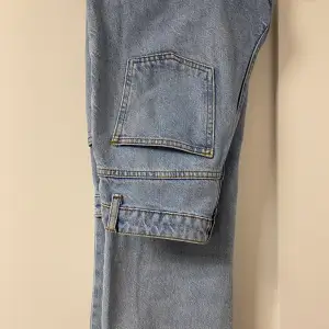 NAKD högmidjade jeans med raka ben - använda men i väldigt bra skick. Storlek 36, köparen står för frak (66kr)