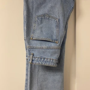 NAKD högmidjade raka jeans - NAKD högmidjade jeans med raka ben - använda men i väldigt bra skick. Storlek 36, köparen står för frak (66kr)
