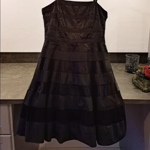 Fishbone klänning - 🌸 Snygg klänning med omställbara resorband,  fungerande dragkeda. Befinner sig i ett bra skick.   🌸 Säljs pga; kommer ej till användning  🌸Kontakta gärna vid intresse 