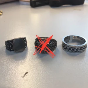 ringar - två olika ascoola ringar, det finns flera av den med kedja! kedjan snurrar vilket är lite kul att pilla med. Däremot finns kedjeringen bara i strl 12, de andra är mindre. Frakt 13kr