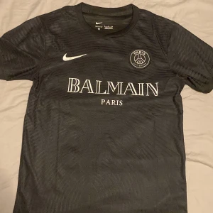 Balmain t shirt - Knappt använd. 10/10 skick. Egendesignad balmain tröja. 