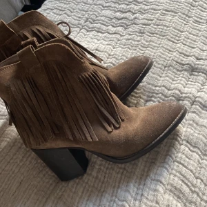 Boots - Boots köpta i Italien. Passar mig som brukar ha 38. Superfint skick!