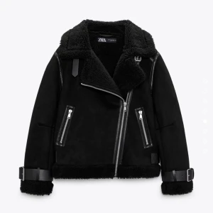 Zara Teddy jacka  - Säljer min skitanygga Jacka fårn Zara, den är tessyfodrad och varm & skön nu när det börjar bli kallt ute! Den är använd få tal gånger och är i nyskick! Skriv privat för fler bilder eller andra frågor🤍