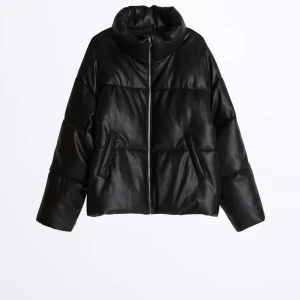 Puffer jacket i skinnimitation - Jättefin vinter jacka från Ginatricot i modellen Kit Pu Puffer Jacket. 800kr i nypris. Säljs då jag ska köpa en ny jacka och inte har plats i garderoben. Fler bilder finns vid intresse❤️