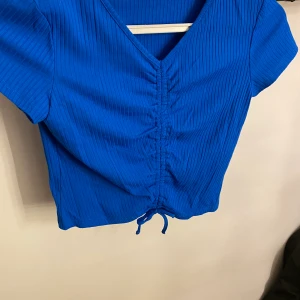 mörkblå topp - Säljer pågrund av att det inte är min stil längre. 