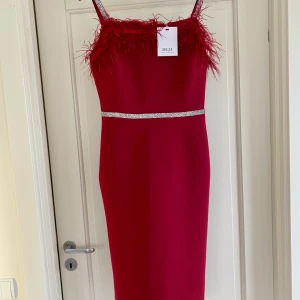 Helt ny festklänning/ aftonklänning  - Helt ny festklänning i storlek 40. Klänningen är stretchig.