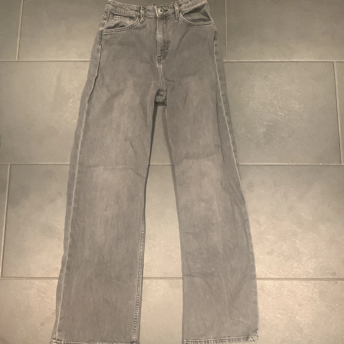 Grå jeans 