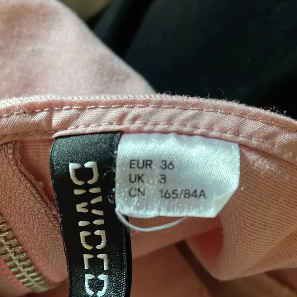 Rosa jeans klänning 🔴SALU❤️ Från H&M Ny pris 400kr . Klänningar.