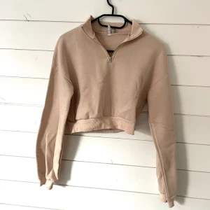 Tröja - Snygg tröja från Nelly som aldrig kommer till användning, storlek XS, som ny!