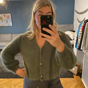 Grön lurvig tröja  - Grön lurviga tröja som även går att knäppa upp. Fint skick och superskön!