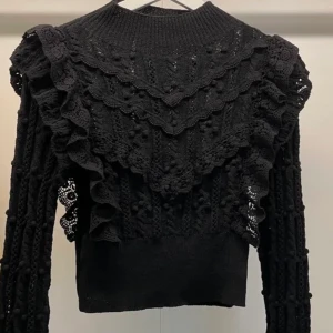 Zara tröja - Säljer denna super fina tröjan från zara då den tyvärr inte kommer till användning💓den är endast använd en gång💓 storlek S men passar xs-m💓 fler frågor eller intresse? Skriv till mig privat💓 tryck ej på KÖP NU💓💓