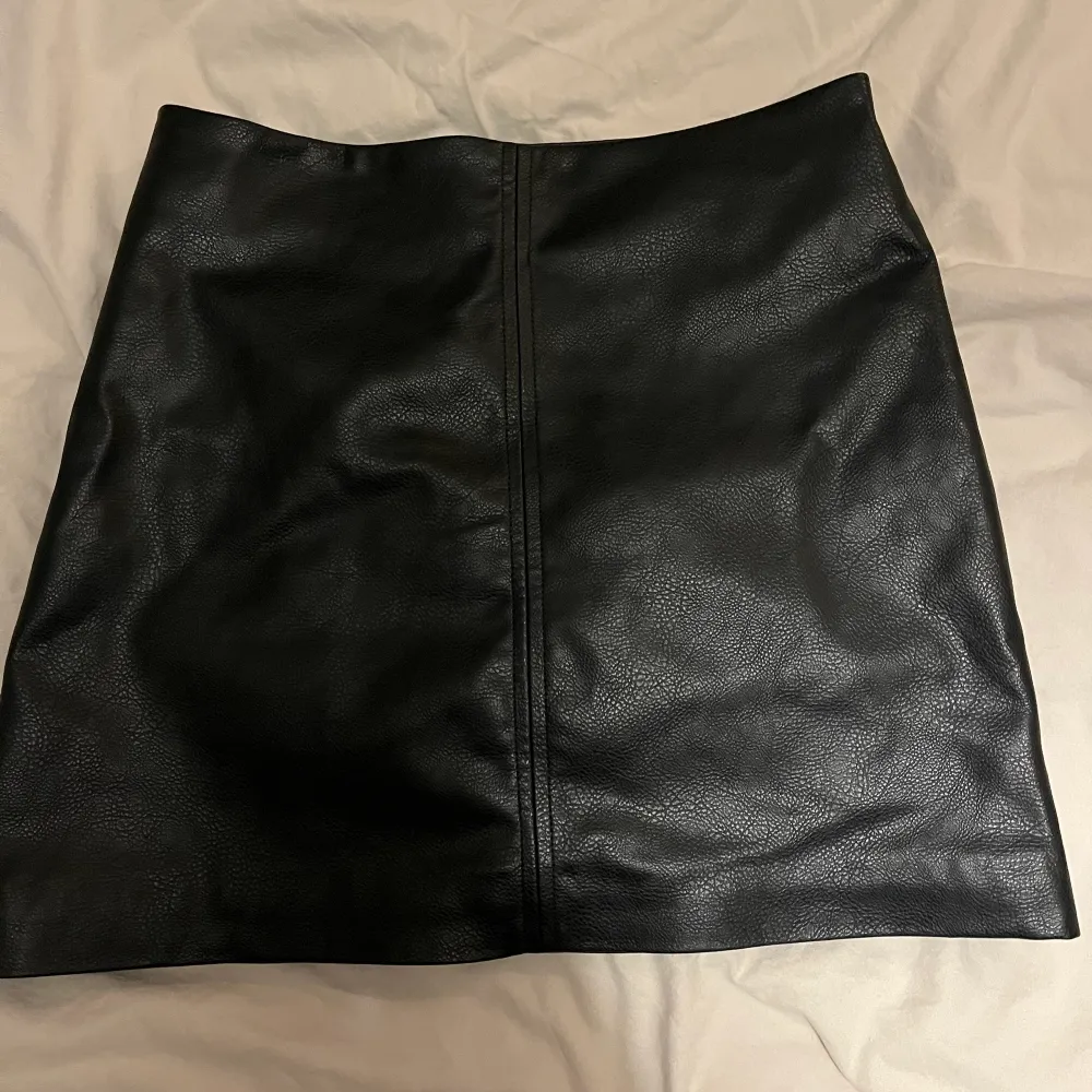 Säljer min svarta skinn kjol från Hm i storlek. I bak finns en dragkedja och passformen på kjolen är helt perfekt. Den är som ny då jag bara har använt den till två tillfällen🤍. Kjolar.