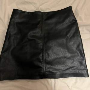 Säljer min svarta skinn kjol från Hm i storlek. I bak finns en dragkedja och passformen på kjolen är helt perfekt. Den är som ny då jag bara har använt den till två tillfällen🤍