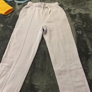 Sköna mjukisar - Skit sköna mjukisar i färgen lila  Storlek :146