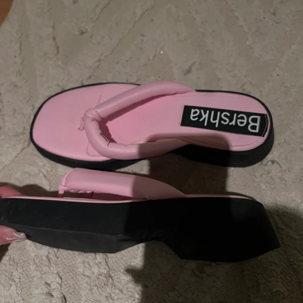 Säljer dessa Bershka sandaler i storlek 40. Använda ca 5 ggr. Frakt tillkommer ca 50kr. Annars hämtas dem i nacka😊. Skor.