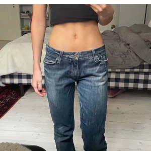 Lågmidjade jeans - Säljer dessa snygga jeansen från Tommy Hilfiger då de tyvärr är för små för mig. 💕De passar bra för mig i längden som är 171cm! Köparen står för frakten! 🥰Lånad bild 