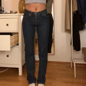 Midwaisted jeans - Säljer ett par mörkblåa midwaisted jeans. Köpta på plick, men kmr från bikbok. (bilderna är lånade). Nyskick. Säljer pågrund av att dom är försmå. Storlek W/24 L/32