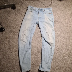 G-STAR RAW ARC 3D - Bekväma jeans av god kvalitet. Hyffsat välanvända men ändå i bra skick. Passar mig som är 182 cm och når ner en bit över skorna. Har dock tröttnat något på dem och behöver pengar :,(