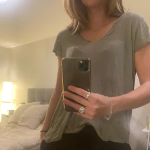 Zadig T-Shirt - Grön härlig T-Shirt från Zadig. Modell Tino Foil T-Shirt, men råkade tvätta bort guldkanten - därav det låga priset!  