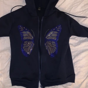 Blåa zip-up hoodie  - Säljer denna coola zipen från shein, köpte förra året och är inte använd så mycket. Storlek S men passar Xs-M beroende på hur man vill den ska sitta! Köparen står för frakt 📦 