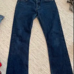 Jätte snygga Levis jeans som nya inga spår av skador, typ bootcut skriv om ni är intresserade❤️