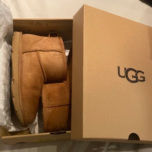 Classic mini stövletter boots beiga  - Säljer dessa uggs som är i nästan nyskick. Köpte för en månad sen. Använt sparsamt men vill köpa ett par andra skor. Dessa är i färgen chestnut. Köpte på zalando för 1995kr i storlek 36.  Säljer för 1300kr. Skriv vid ffunderingar. låda medföljer