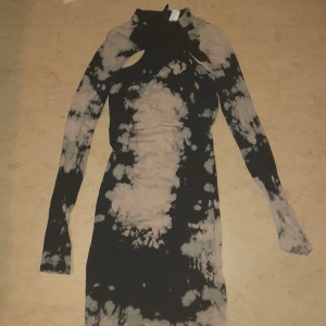 Klänning från HM stl XS - En rätt tight klänning från HM. Storlek XS men passar också för tjejer med stl S. Har använt den en gång. Kan fixa bilder på hur den ser ut när man har på sig den. Det finns hål på övre delen av klänningen. Mabs er ryggen och övre bysten.