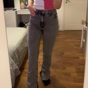 Gråa jeans - Gråa jeans från ZARA, med slits nedtill. Strl 34.