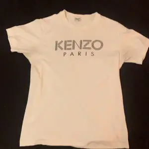 Kenzo t shirt , nypris ligger på 900kr cond 8-10