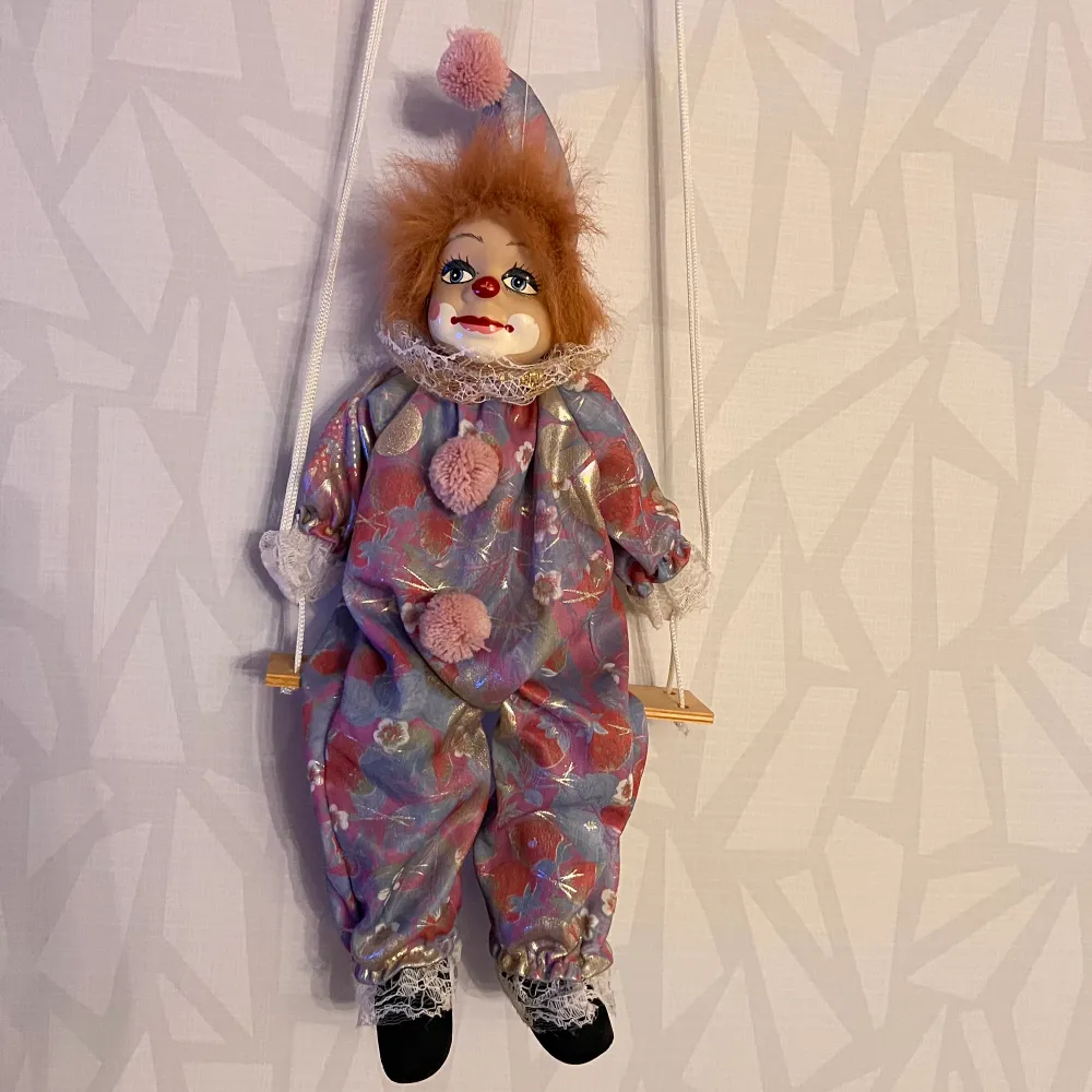 Säljer även min andra clown ”docka” som är i porslin på grund av att jag tycker att dem båda är obehagliga och vill inte ha dom i mitt hem längre. Jag köpte även denna på en second hand affär.. Övrigt.