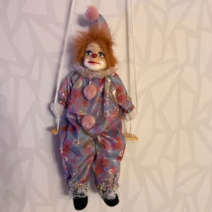 Clown  - Säljer även min andra clown ”docka” som är i porslin på grund av att jag tycker att dem båda är obehagliga och vill inte ha dom i mitt hem längre. Jag köpte även denna på en second hand affär.