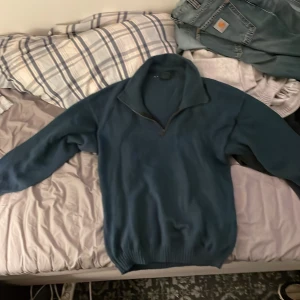 Stickad tröja M  - Blå vintage stickad tröja, sitter som en medium