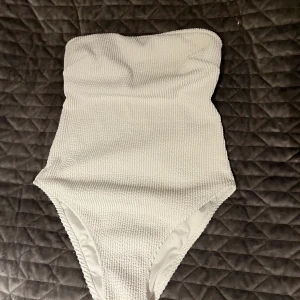 Baddräkt  - Ny baddräkt som är använd 1 gång men kände mig ej bekväm utan axelband. Suuuper snygg 😻 nypris 250kr säljer därför för 100kr