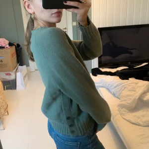 Massimo Dutti Stickad tröja - Grön stickad tröja från Massimo dutti! 